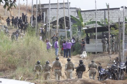 La zona en la cual se realizó el operativo es de difícil acceso. Está ubicada en un cerro de la cooperativa Nueva Guayaquil.