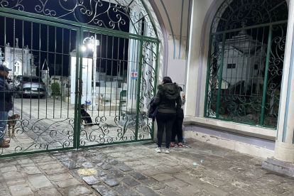 Familiares del fallecido aguardaban en las afueras de la morgue de Riobamba.