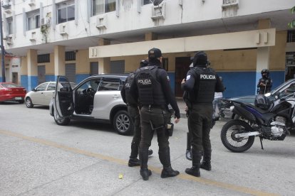 Policías y paramédicos en una ambulancia atendieron la emergencia.