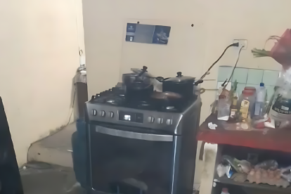 El cadáver de la mujer fue bajado después de hallarla colgada, según el extracto policial.