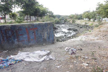 El cuerpo quedó cerca del estero Salado, envuelto en sábanas.