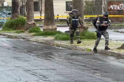 Agentes policiales investigan lo que ocurrió.