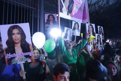 Las familias apoyan a las candidatas al certamen.