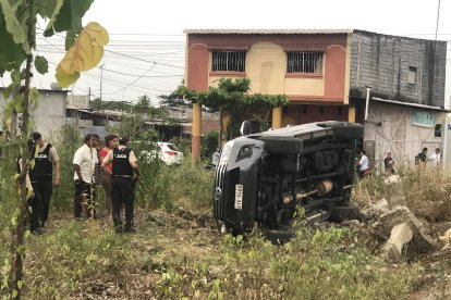 El otro evento violento terminó con el volcamiento de la camioneta en la que iban las víctimas.