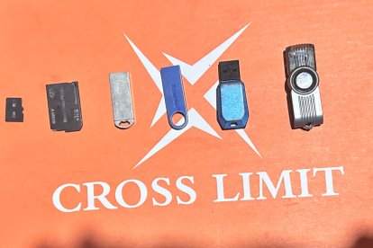 Los dispositivos electrónicos donde encontraron el contenido sexual.