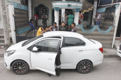 Policías revisaron un vehículo de uno de los afectados.