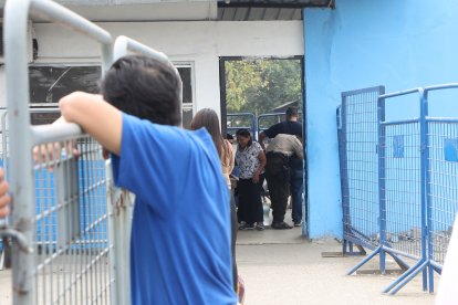 Sujeto que quiere ingresar un galón de agua a la ‘Peni’ es revisado de forma minuciosa.