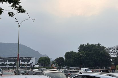 Las autoridades aún no reportan a qué se debe la bruma en el ambiente de Guayaquil.