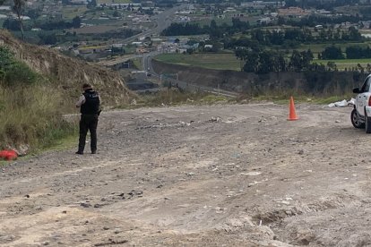 Agentes hicieron una inspección en el sitio donde hallaron el cuerpo.