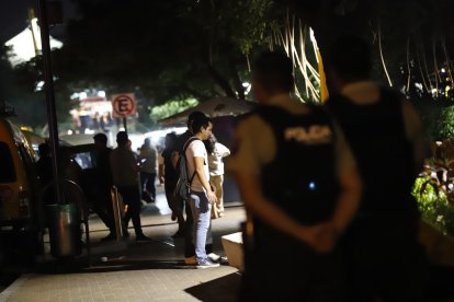 En la noche del jueves 6, agentes de la Policía Nacional resguardaban la zona.