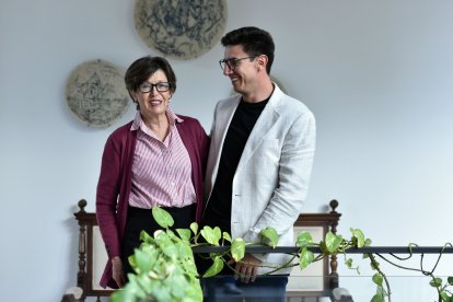 Matías Iragorri posa con su mamá Elena