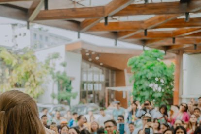 La cantante en
uno de sus shows. En primera fila su club de fans, denominado Marcianos.