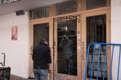 En el edificio en el que funcionaba el Hotel Auca se soldaron las puertas para evitar la entrada de invasores.