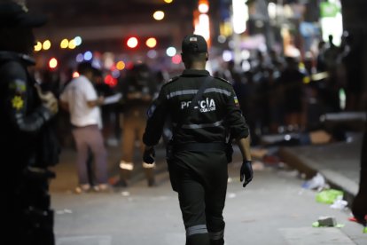 Los cuerpos quedaron tendidos en la acera, a poca distancia uno del otro.