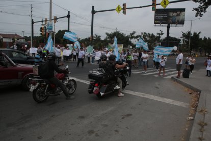 Ciudadanos salieron a la carretera para manifestar su descontento con el alcalde de Guayaquil.