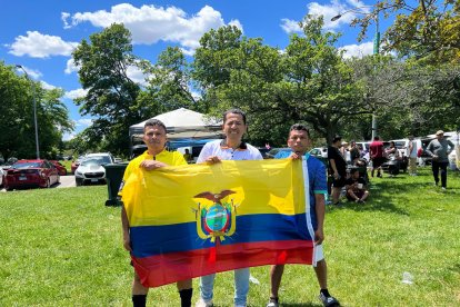 Antes del partido los hinchas ecuatoriano compartieron entre amigos.