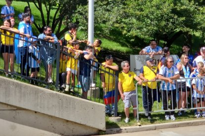 Ecuatorianos y argentinos listos para entrar el Soldier Field de Chicago.