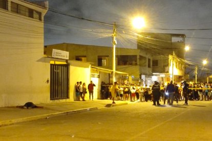 Los sujetos le dieron un tiro y luego lo remataron en el piso.