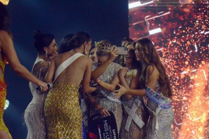 Sus compañeras la felicitaron luego de la coronación. No hubo ni desfile final de la ganadora.