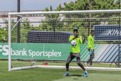 Alexander Domínguez es quien tiene más experiencia en el arco de la Tri.