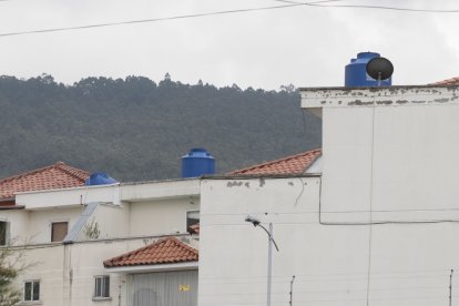 Los propietarios de las casas han colocado tanques en sus terrazas