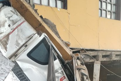 El conductor del tráiler quedó atrapado en la cabina del pesado automotor.