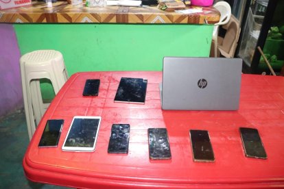 Celulares y una computadora portátil fueron presentados como parte de la evidencia recabada