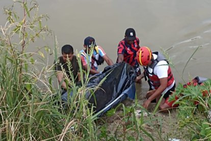 Momento en el que el cadáver es sacado de las aguas del río Teaone