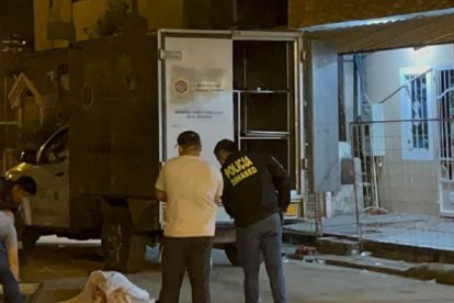 Agentes de la  Dirección de Muertes Violentas (Dinased) realizaron el levantamiento del primer cadáver.