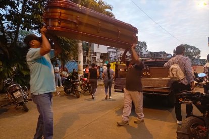 Drama en el retiro de las víctimas de la morgue de Ventanas.
