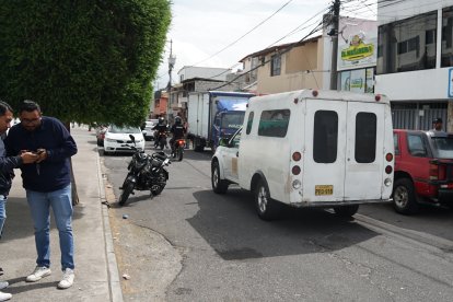 En este vehículo era transportado Jairo Zambrano, presunto integrante el grupo terrorista Los Lobos. Fugó afuera del hospital Pablo Arturo Suárez, en el norte de Quito.