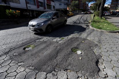 En un tramo de la avenida Whymper hay un 'combo' de 'males': mal estado de adoquines, parches de asfalto y huecos.