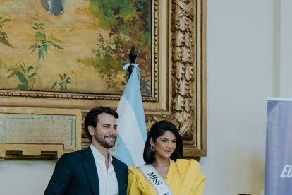 El ministro Niels Olsen entregándole varios regalos representativos de Ecuador a la Miss Universo.