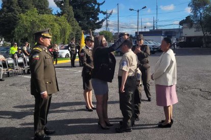 En una ceremonia especial se le hizo la imposición de las insignias policiales al joven cotopaxense.