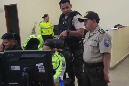 Ismael Barba pudo conocer de cerca parte de la labor que cumplen los agentes.