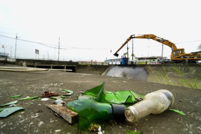 Entre la basura acumulada había botellas de bebidas alcohólicas.