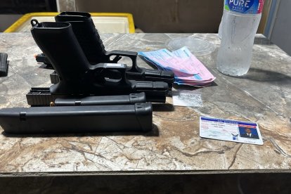 En el lugar se encontraron también armas de fuego, que serán analizadas por peritos.