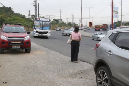En el lugar del percance circulan vehículos livianos y pesados.