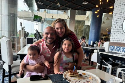 Dimas, junto con su esposa e hijas.