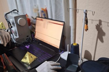 Los agentes incautaron una computadora portátil y otros implementos.