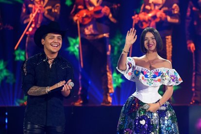 Christian Nodal y Ángela Aguilar se besaron en un concierto
