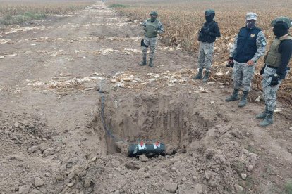 Personal policial utilizó carga explosiva para destruir la pista.