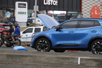 El cuerpo del joven quedó al lado de su vehículo.