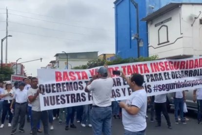 Vestían camiseta blanca y alieron con pancartas.