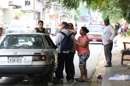 El mayor de los hijos de José Luis Ríos Mármol recibe el consuelo de su madre. Estaba en el colegio cuando le avisaron del suceso.
