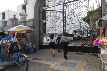 Las personas que iban por los difuntos presenciaron la pelea.