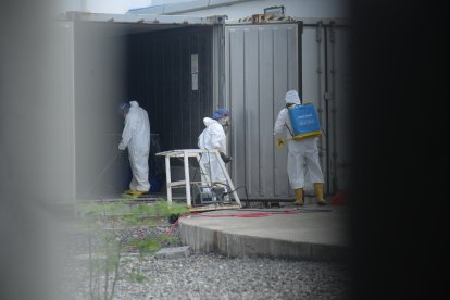 La mañana de ayer, personal del Servicio Nacional de Medicina Legal y Ciencias Forenses limpiaba el contenedor que estuvo dañado por 22 días y que no refrigeraba.