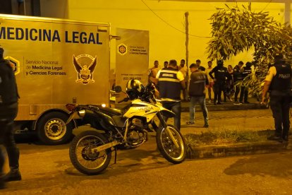 El árbol con el que se chocó quedó virado en el lugar.