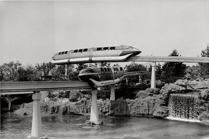 S inaugura el Disneyland Monorail System, el primer sistema de monorraíl operativo