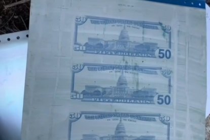 En hojas de papel imprimian los billetes de diferente denominación